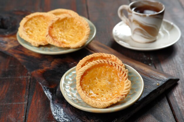 Pie Susu oder Puddingtörtchen ist ein beliebter Snack aus Bali, Indonesia.on weißem Hintergrund