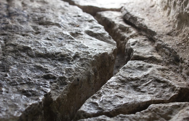 Piedra agrietada Grietas en roca de piedra Superficie de piedra dañada por grietas