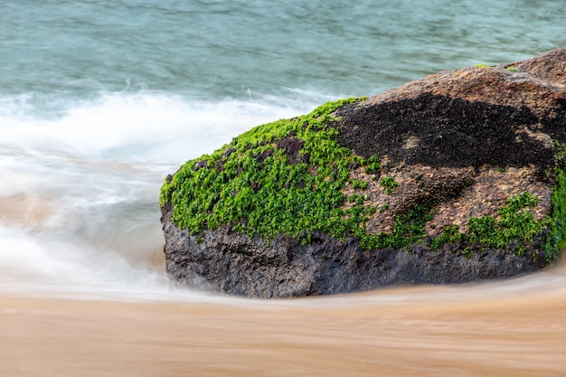 Piedra en el agua en Red Beach Urca en Río de Janeiro