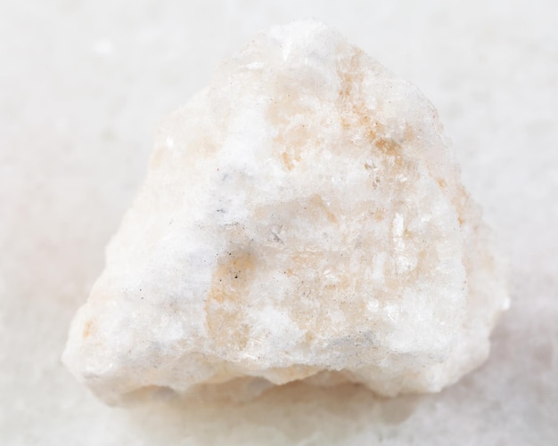 Piedra áspera de anhidrita en blanco