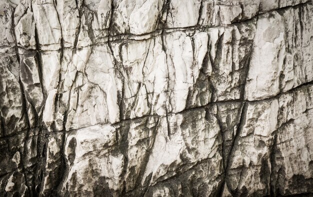 La piedra blanca sólida en la cueva