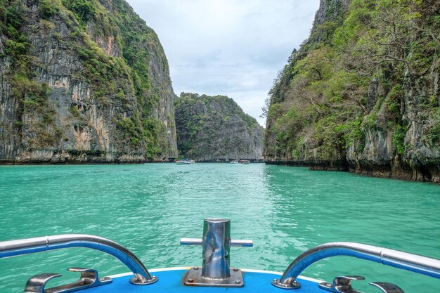 Piedra caliza del acantilado de la laguna de Pileh hermosa en la isla de phi phi