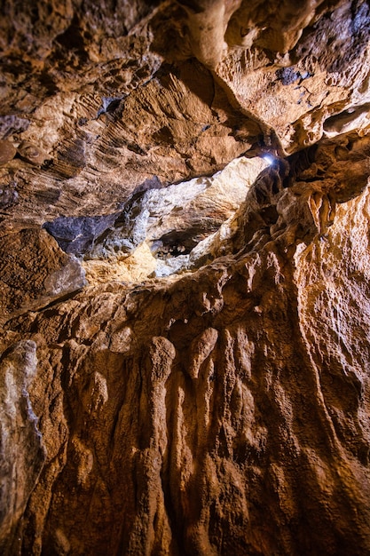 Piedra caliza en cuevas subterráneas frecuentadas por espeleólogos