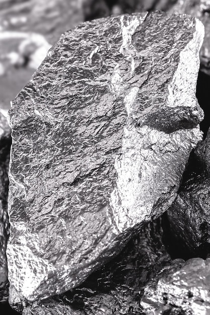 Foto piedra de cobalto sobre fondo negro aislado mineral industrial utilizado en la construcción y la medicina fotografía macro