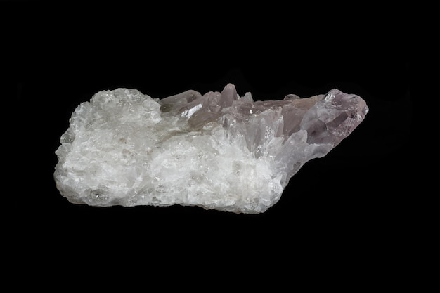 Piedra de cuarzo amatista mineral macro sobre un fondo negro
