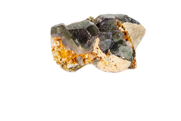 Foto piedra de fluorita mineral macro sobre fondo blanco