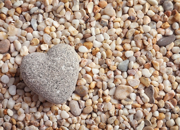 Piedra en forma de corazón sobre pequeños guijarros