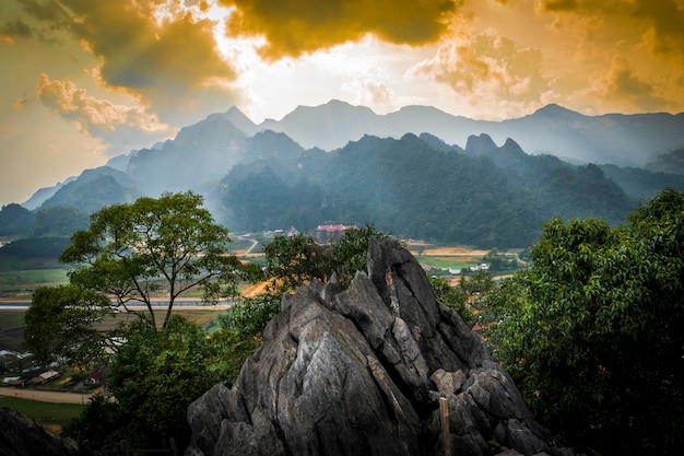 Piedra frontal con foto de fondo de la ciudad y la montaña, paisaje urbano