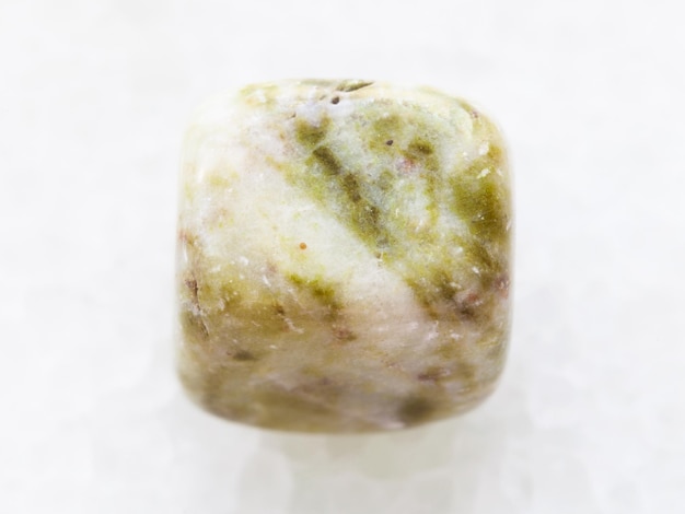 Piedra de gema de ágata caída en mármol blanco