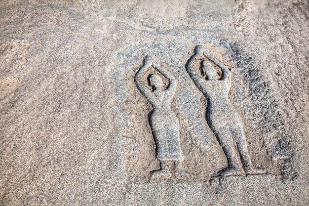 Piedra con gente de yoga en Hampi