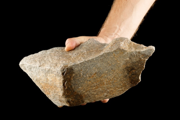 Piedra grande gris en mano