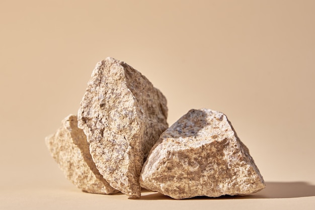 Piedra de granito natural sobre fondo beige
