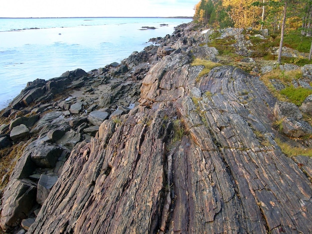 Piedra de granito oscuro con capas finas en la orilla del Mar Blanco República de Karelia