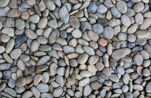 Piedra de gravilla en agua.