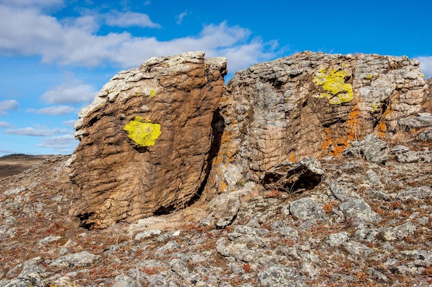 Una piedra interesante con capas con una estructura interesante Piedras ruinosas Cielo azul Horizontal