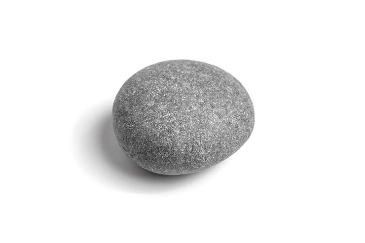 Piedra de mar gris lisa aislada sobre un fondo blanco