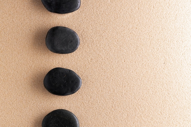 Piedra de meditación jardín zen japonés en arena