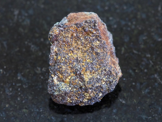 Foto piedra de mineral de hierro de magnetita en bruto en la oscuridad