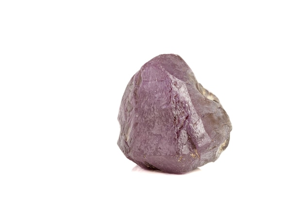 Piedra mineral macro alejandrita rojo violeta a la luz del día sobre un blanco