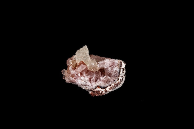 Piedra mineral macro amatista rosa sobre fondo negro