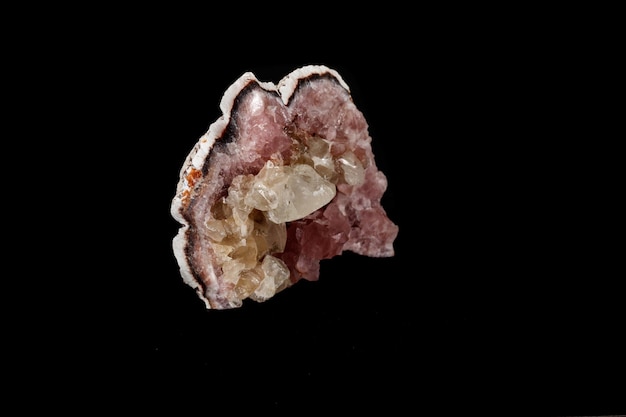 Piedra mineral macro amatista rosa sobre fondo negro