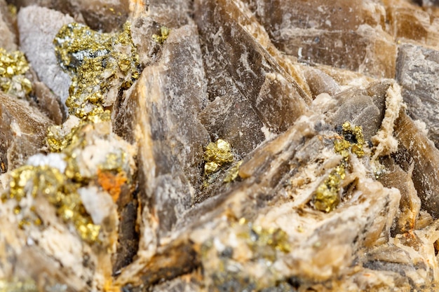 Piedra mineral macro Barit Pyrit sobre un fondo blanco