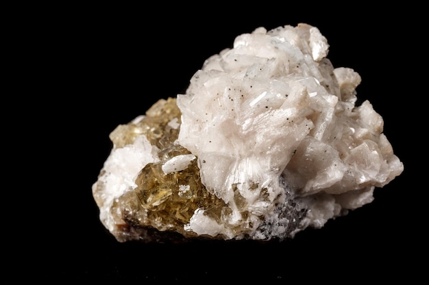 Piedra mineral macro Baryta sobre fluorita sobre fondo negro