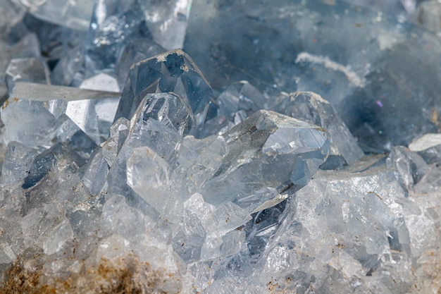 Piedra mineral macro Celestine en la raza un fondo blanco.