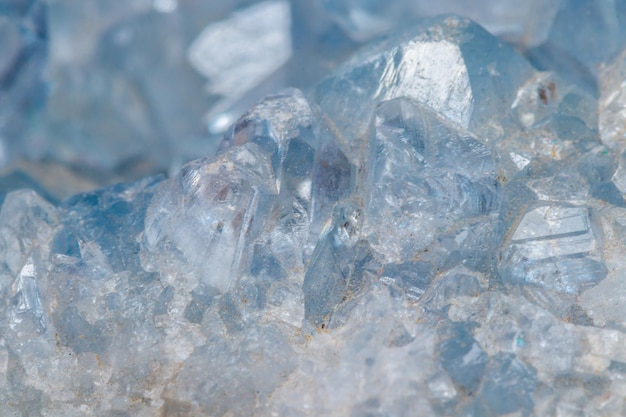 Piedra mineral macro Celestine en la raza un fondo blanco.