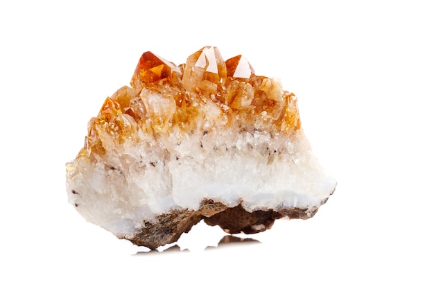Piedra mineral macro Citrino en roca en cristales sobre un fondo blanco