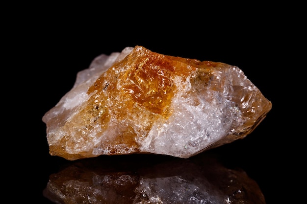 Piedra mineral macro Citrino sobre fondo negro