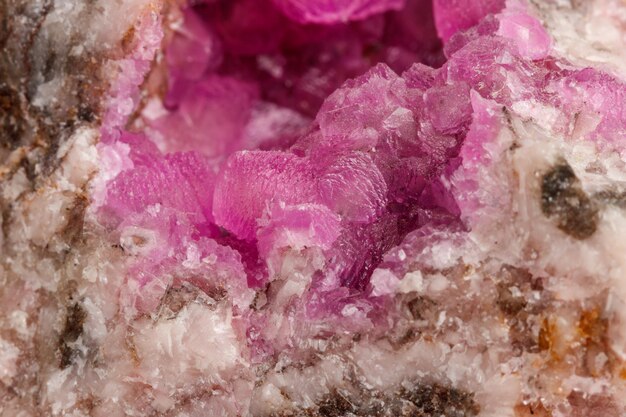 Foto piedra mineral macro cobalto calcita roca sobre fondo blanco.