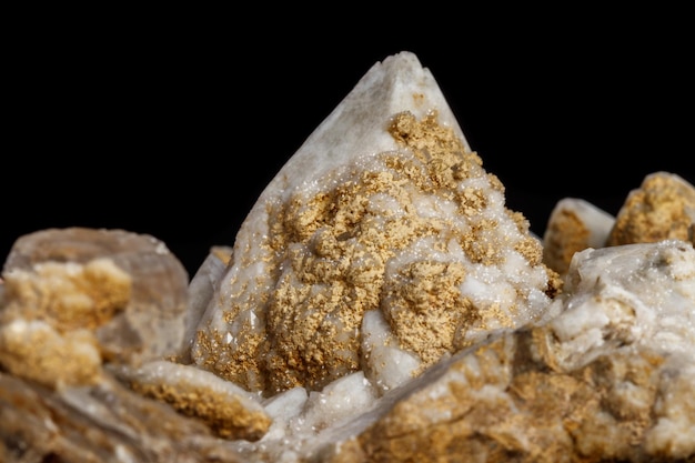 Piedra mineral macro Cuarzo de nieve con calcita sobre fondo negro