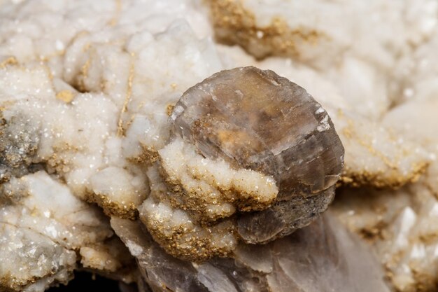 Piedra mineral macro Cuarzo de nieve con calcita sobre fondo negro