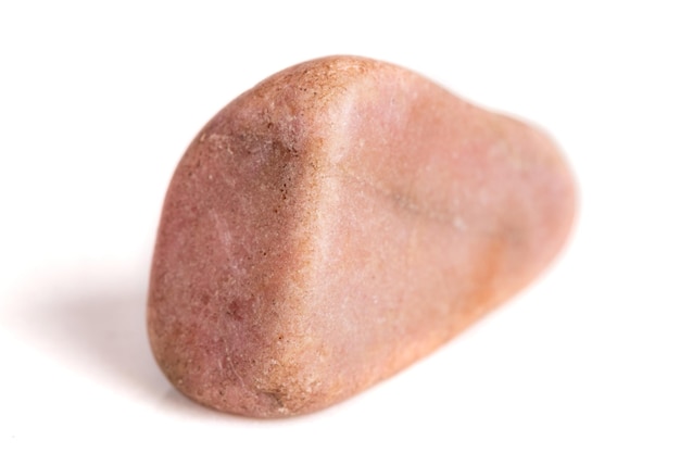 Piedra mineral macro Cuarzo rosa sobre fondo blanco