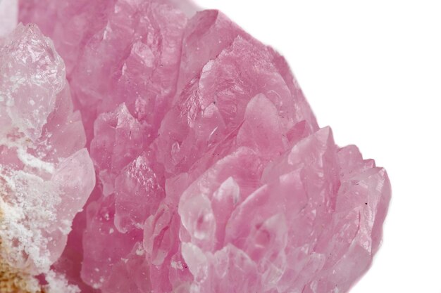 Piedra mineral macro Cuarzo rosa sobre fondo blanco.