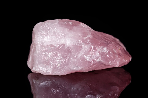 Piedra mineral macro Cuarzo rosa sobre fondo negro