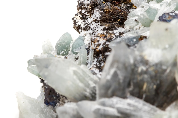 Piedra mineral macro Drusus cuarzo con esfalerita en la roca un fondo blanco de cerca