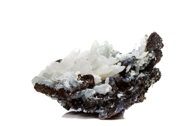 Piedra mineral macro Drusus cuarzo con esfalerita en la roca un fondo blanco.