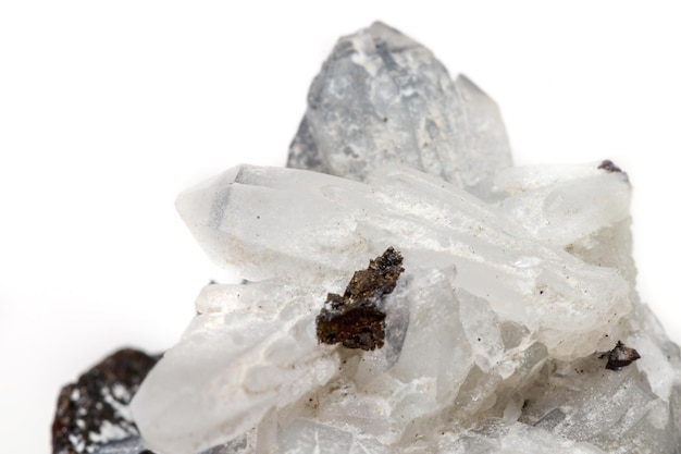 Foto piedra mineral macro drusus cuarzo con esfalerita en la roca un fondo blanco.