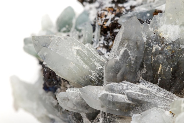 Foto piedra mineral macro drusus cuarzo con esfalerita en la roca un fondo blanco.