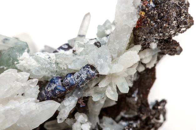 Piedra mineral macro Drusus cuarzo con esfalerita en la roca un fondo blanco.