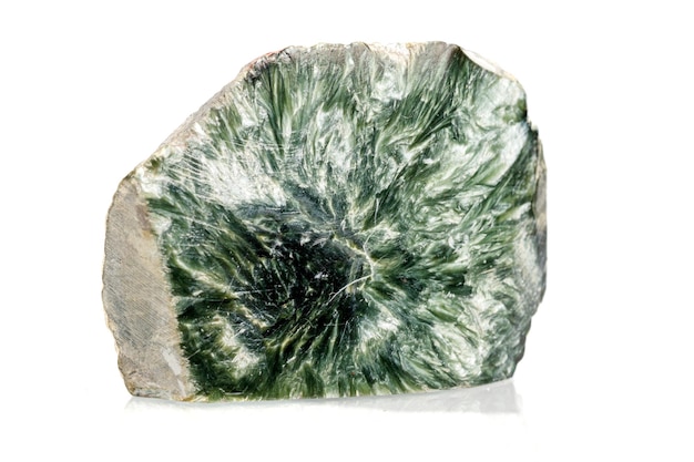 Piedra mineral macro esfalerita con clinocloro sobre fondo blanco