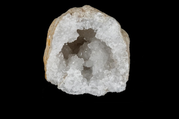 Piedra mineral macro geoda de cuarzo fondo negro
