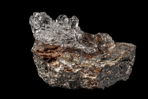 Piedra mineral macro hialita sobre un fondo negro