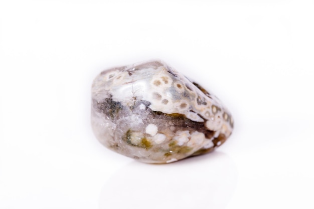 Piedra mineral macro jaspe oceánico sobre un fondo blanco