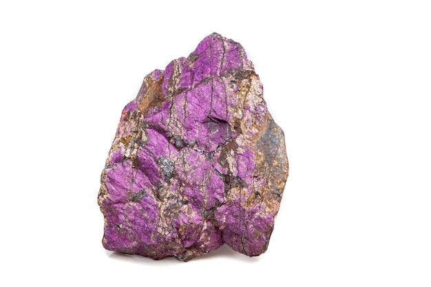 Piedra mineral macro purpureus púrpura purpurita en la raza un fondo blanco.