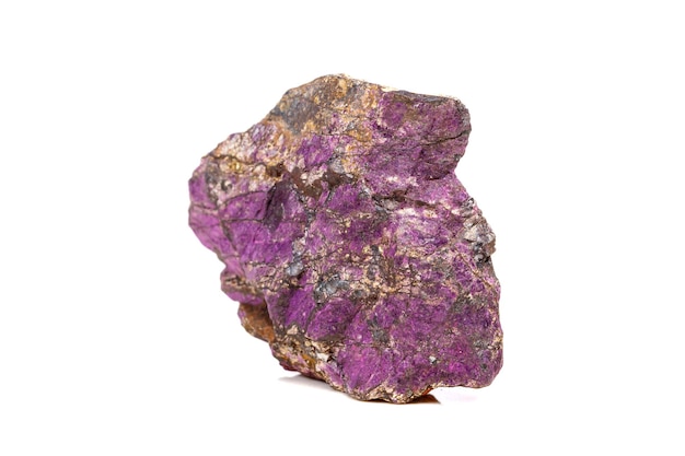 Piedra mineral macro purpureus púrpura purpurita en la raza un fondo blanco.