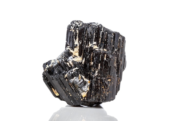 Piedra mineral macro sherle schorl turmalina negra sobre fondo blanco