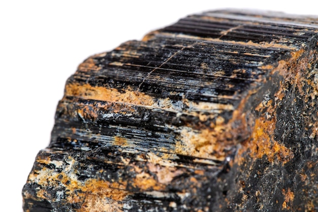 Piedra mineral macro sherle schorl turmalina negra sobre fondo blanco